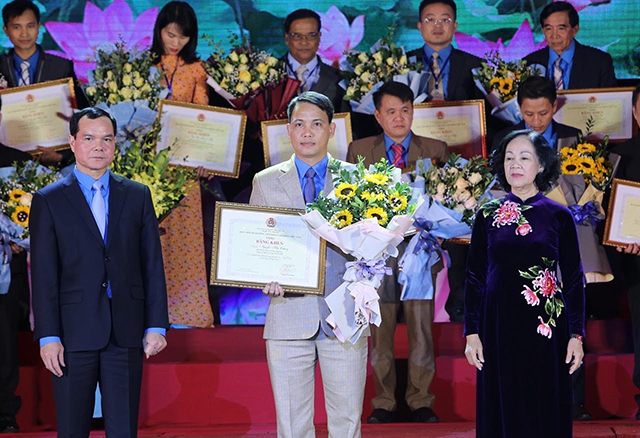 Honran a los líderes sindicales más destacados de las empresas no estatales de Vietnam