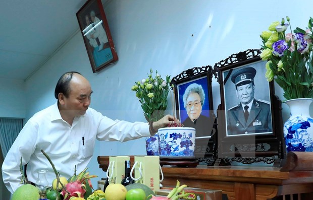 Premier vietnamita rinde homenaje póstumo a altos dirigentes del país