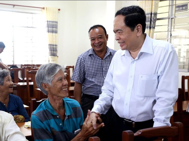 Altos dirigentes de Vietnam siguen con actividades de apoyo a compatriotas necesitados por el Tet 2020
