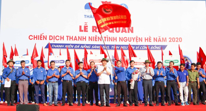 Jóvenes voluntarios apoyan a compatriotas de localidad central