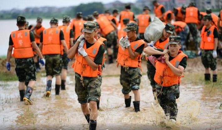China envía siete mil soldados a la zona oriental para combatir inundaciones