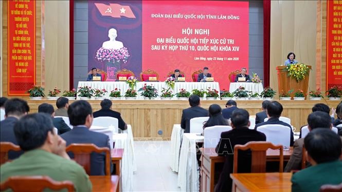 Altos oficiales de Vietnam en encuentro con electores