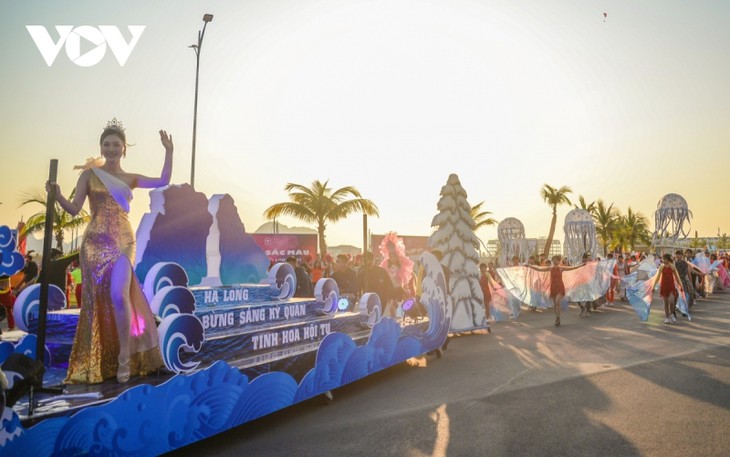 Carnaval Color de Tuan Chau-Ha Long 2021 atrae a turistas en temporada baja