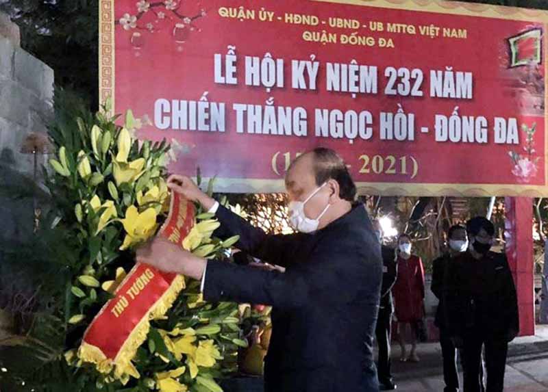 Jefe del Gobierno ofrece inciensos en el Monumento de Quang Trung-Nguyen Hue