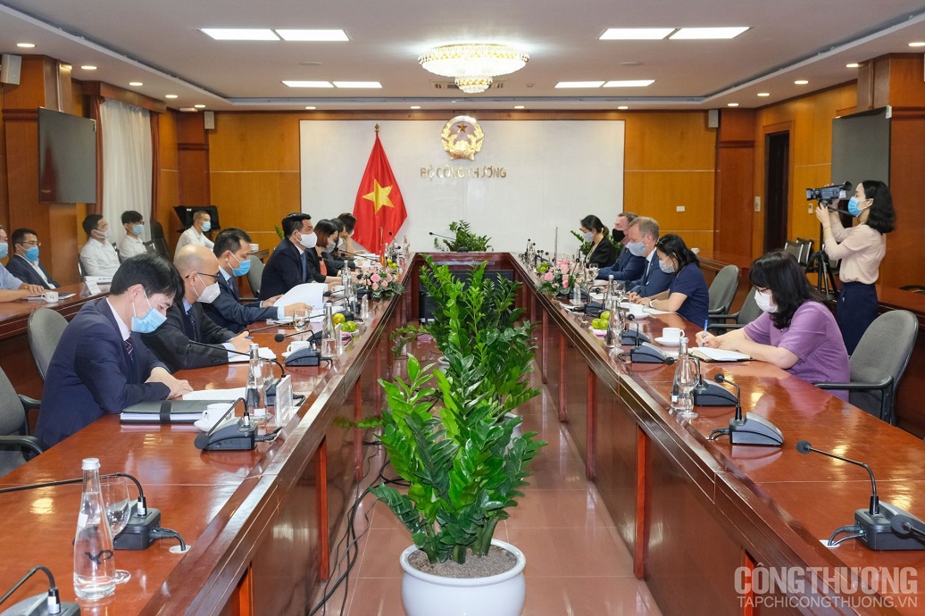 Vietnam apoya la iniciativa de transición energética del Reino Unido