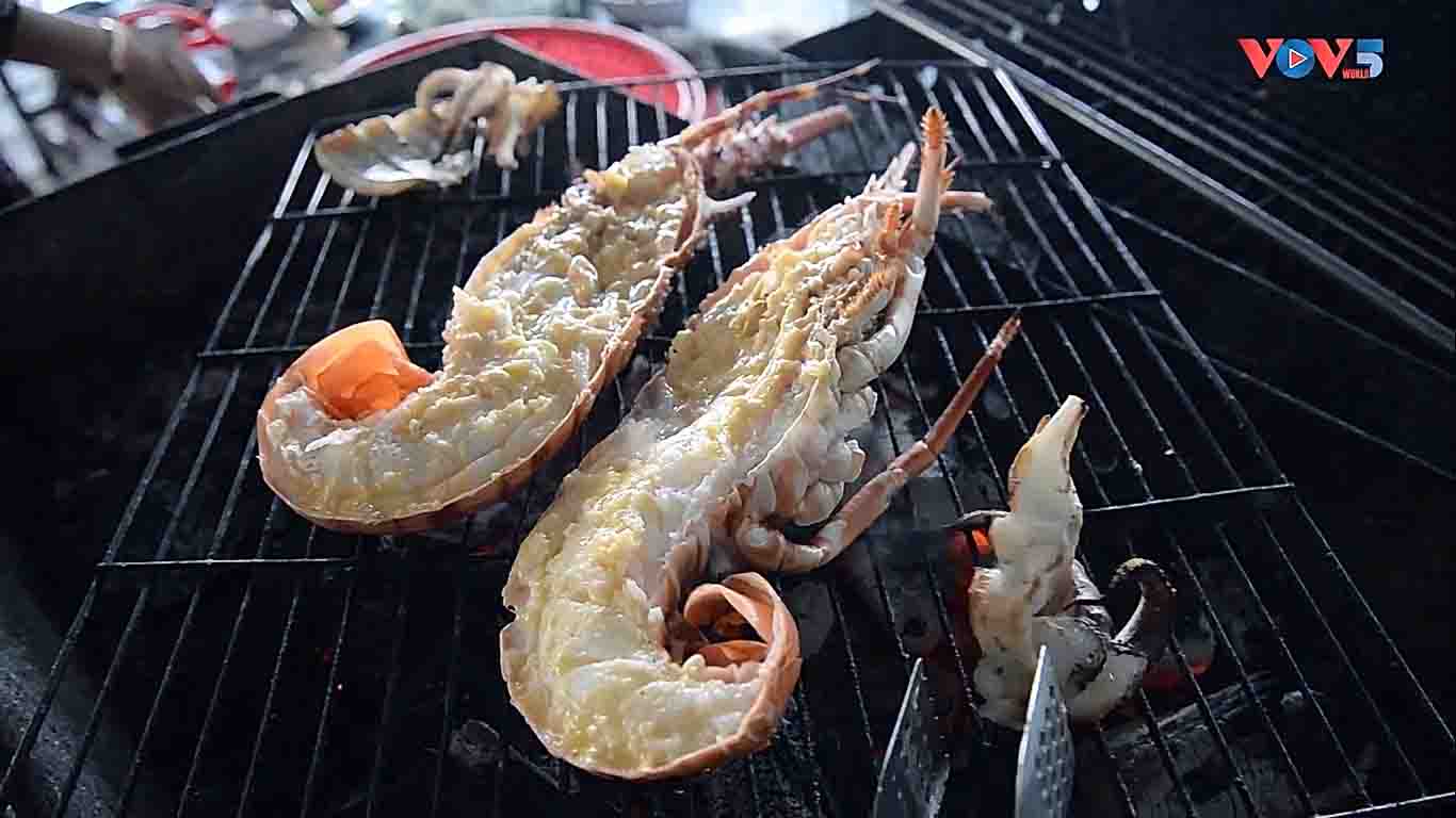 Langosta a la parrilla, manjar de la isla de Binh Ba
