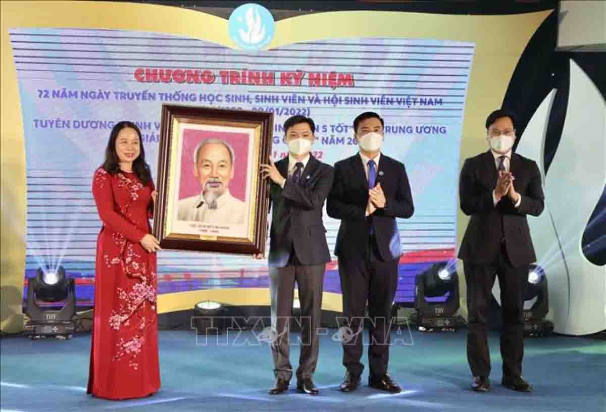 Celebración de los 72 años de la fundación y el desarrollo del sector estudiantil en Vietnam