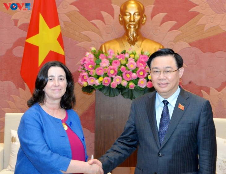 El líder del Legislativo recibe a la vicepresidenta del Banco Mundial para Asia Oriental y el Pacífico