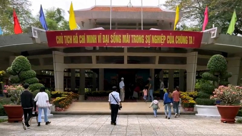 Millares de visitantes acuden al templo del presidente Ho Chi Minh en días festivos