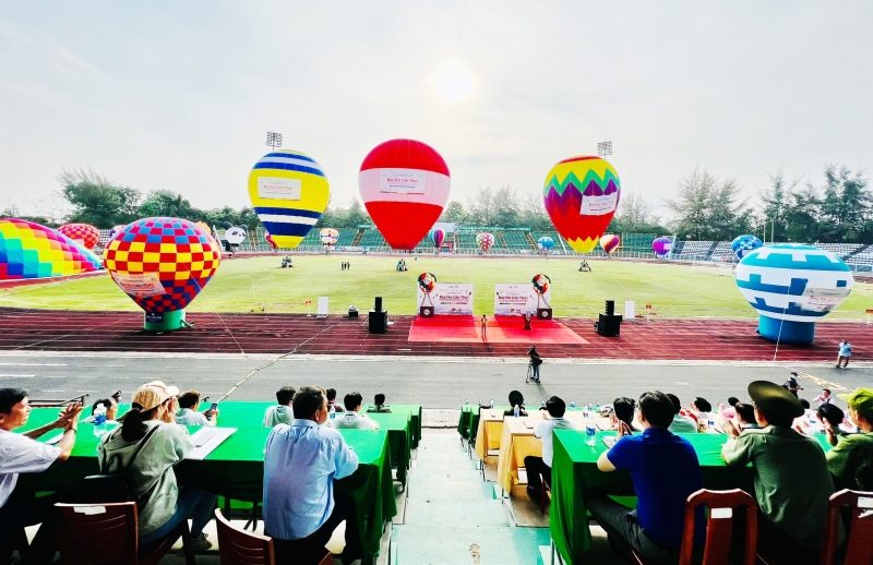 Mirar la ciudad de Can Tho desde otra perspectiva durante los días festivos
