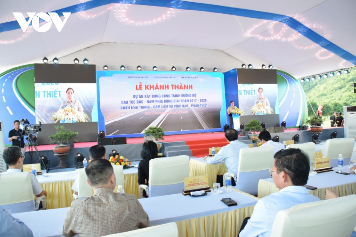 El Primer Ministro orienta la construcción de dos tramos de carretera importantes de Vietnam