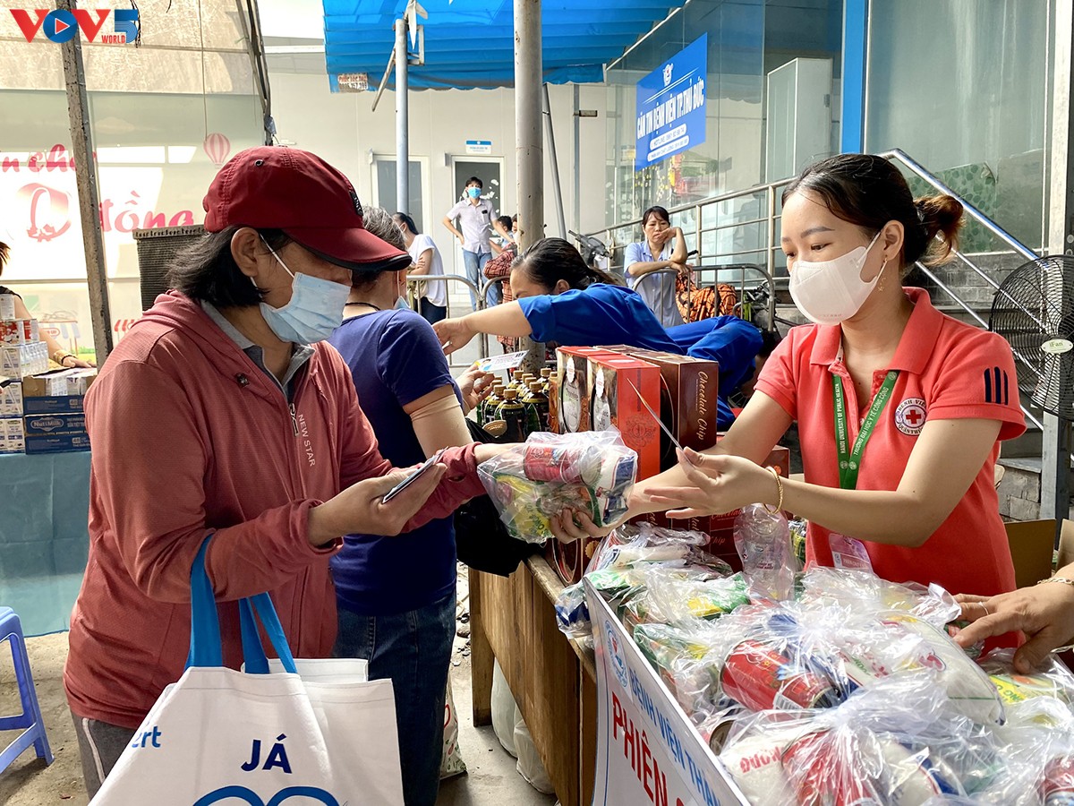 Más de tres mil donaciones del “Mercado de cero dong” entregadas a personas con necesidades