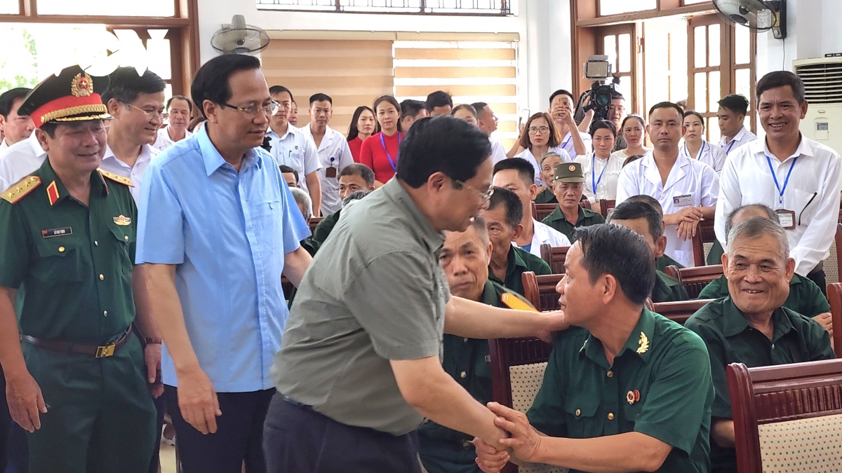 Primer Ministro visita centro de atención a inválidos de guerra y convalecientes en Ninh Binh
