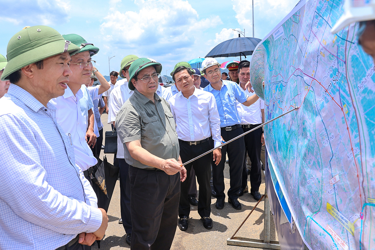 Primer Ministro supervisa proyecto de transporte clave en Ninh Binh