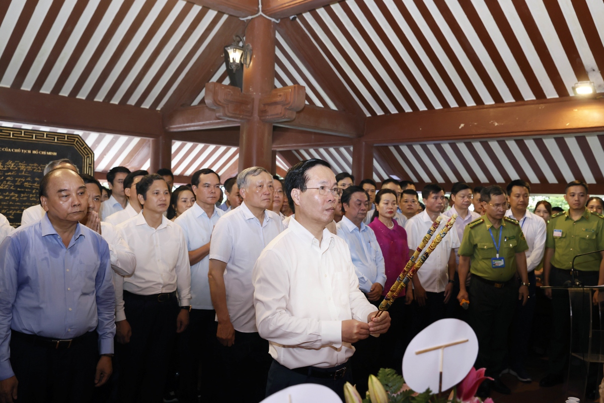 El jefe de Estado ofrece incienso en homenaje al presidente Ho Chi Minh
