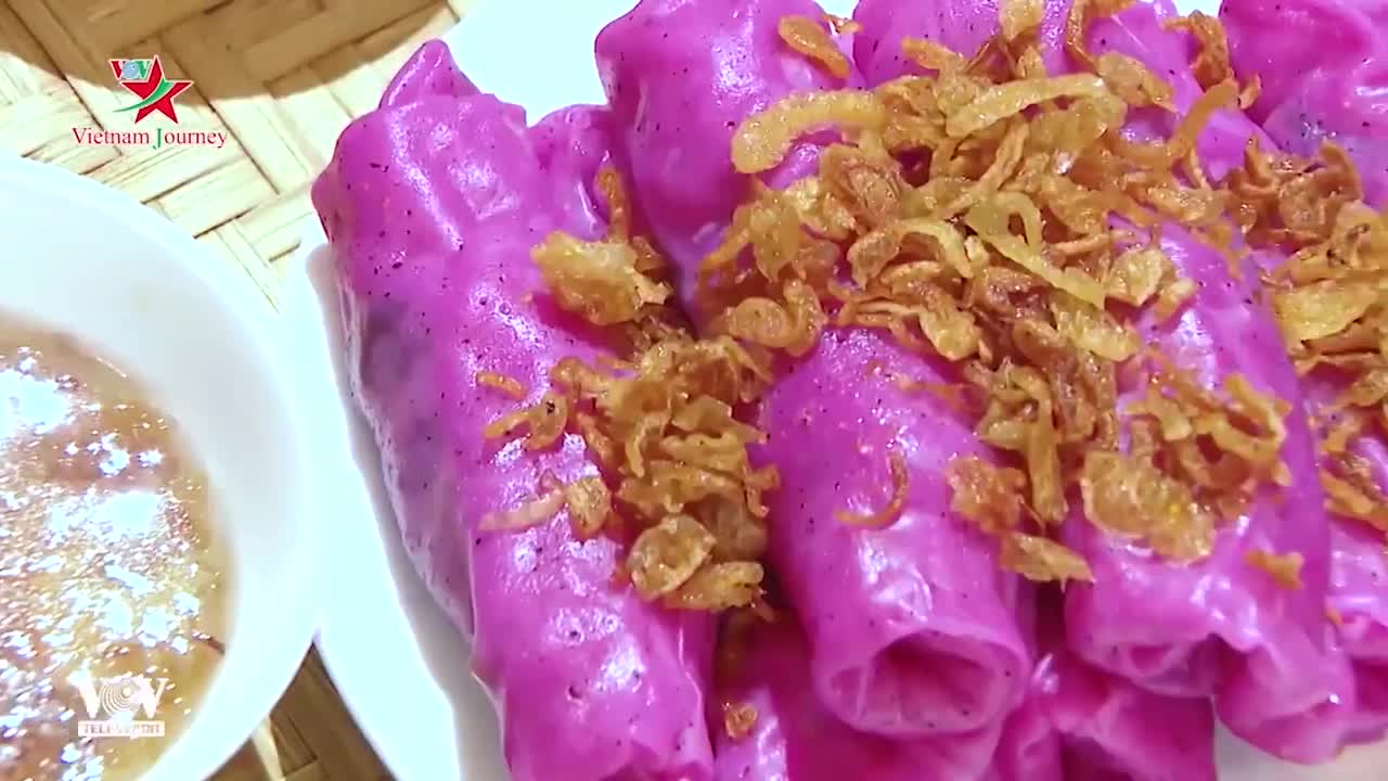 Rollitos de arroz teñidos con la fruta del dragón