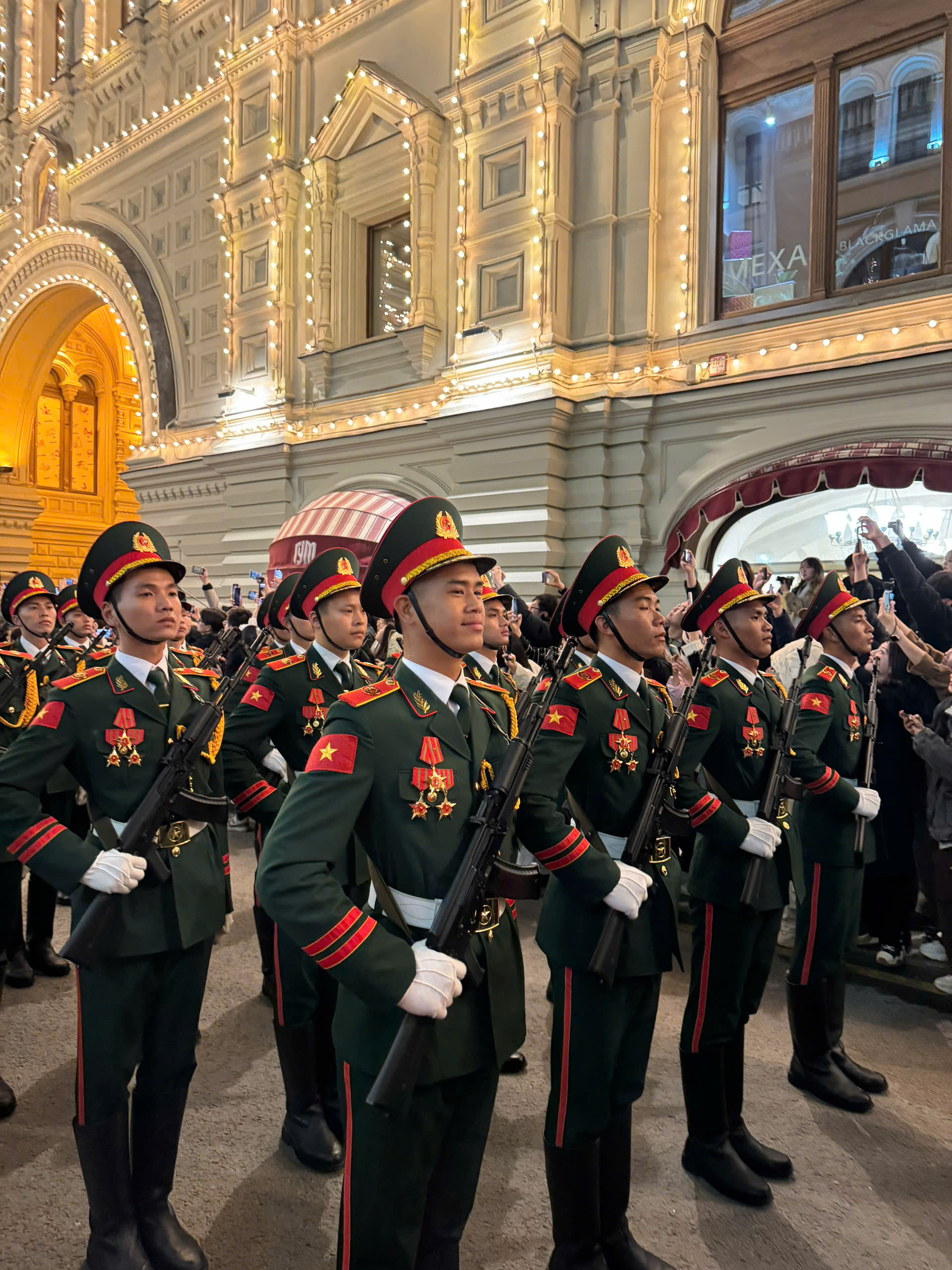 Soldados vietnamitas participan en el ensayo preliminar del desfile militar en la Plaza Roja