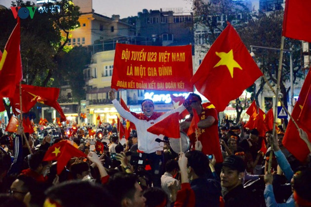 Football: des millions de fans vietnamiens éclatent de joie