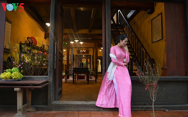 Les Vietnamiennes s’habillent en ao dài pour la fête du Têt