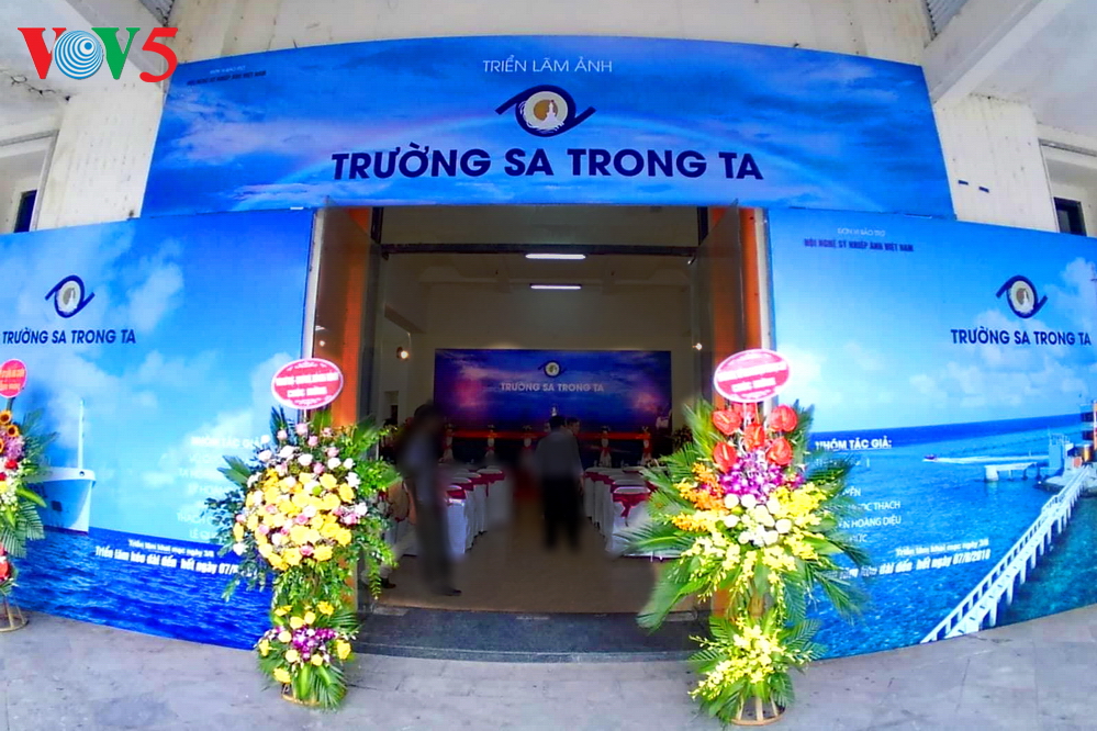 Vernissage de l’exposition “Truong Sa dans notre coeur”