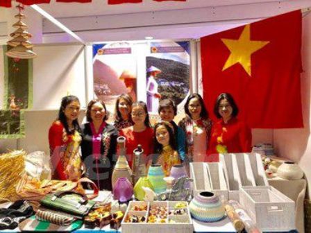 Participa Vietnam en Feria caritativa en Ucrania