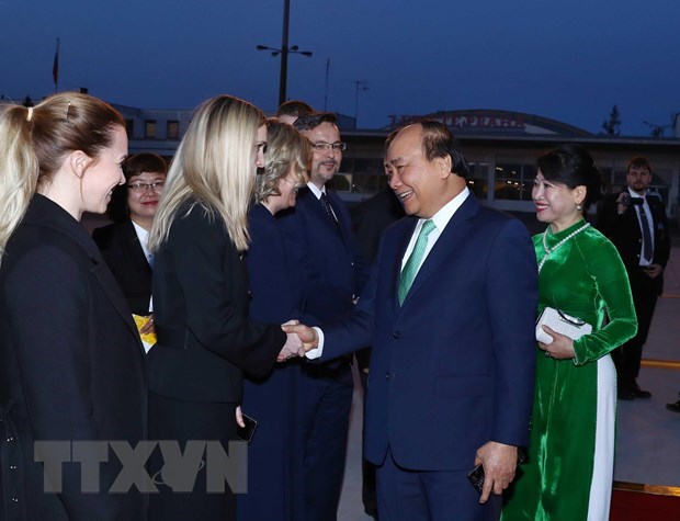 Premier de Vietnam concluye gira por Rumania y República Checa
