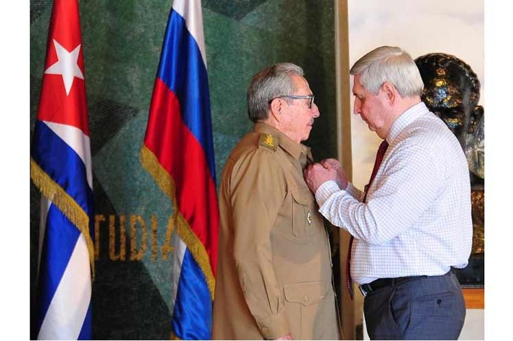 El Partido Comunista ruso otorga a Raúl Castro la “Orden de Lenin”