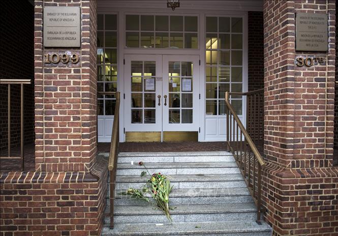 Venezuela pide a Estados Unidos proteger su embajada en Washington