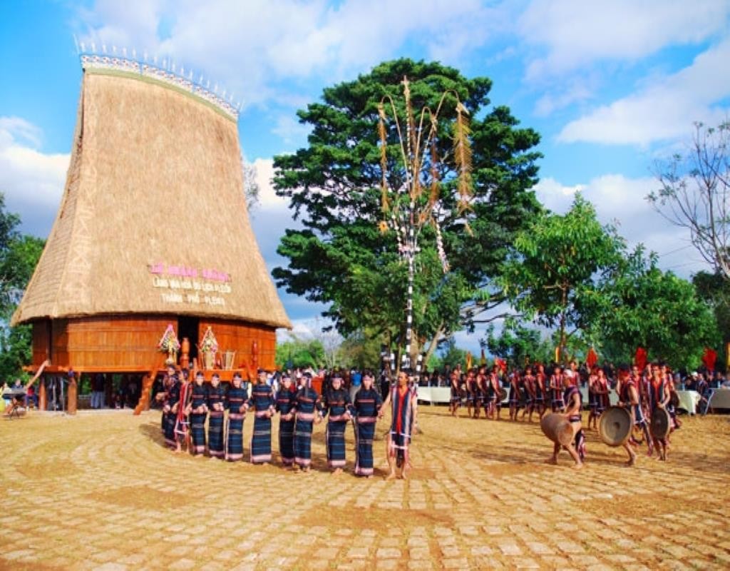 Electores vietnamitas opinan sobre el desarrollo de economía turística