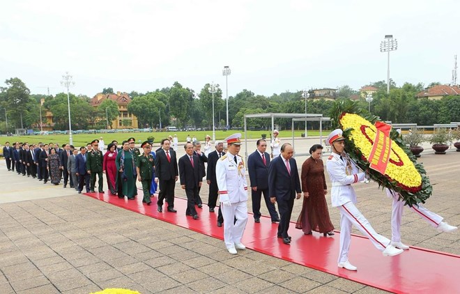 Altos dirigentes de Vietnam rinden homenaje al presidente Ho Chi Minh