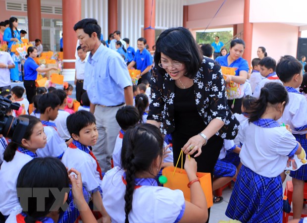 Vicepresidenta de Vietnam recibe a niños con resultados sobresalientes