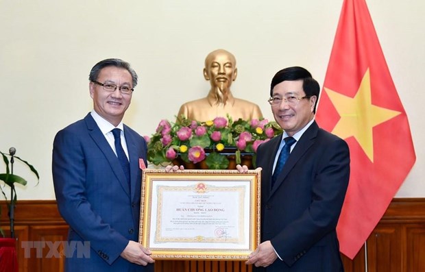 Entregan Orden de Trabajo de primera clase al embajador saliente de Laos