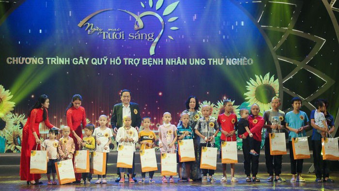 Programa artístico de caridad para pacientes con cáncer en Vietnam