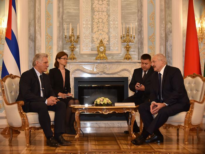 Presidente de Cuba se compromete a promover relaciones multifacéticas con Bielorrusia
