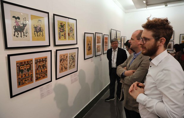 Exposición presenta pinturas tradicionales y contemporáneas de Dong Ho