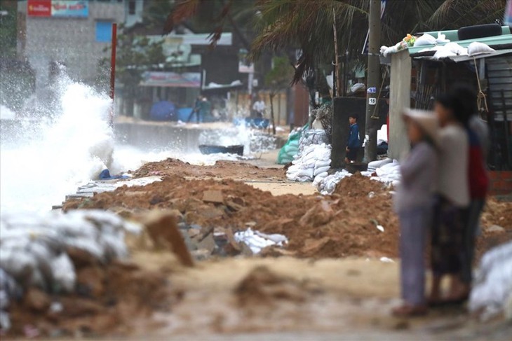 Tifón Nakri causa lluvias torrenciales en provincias costeras de Vietnam