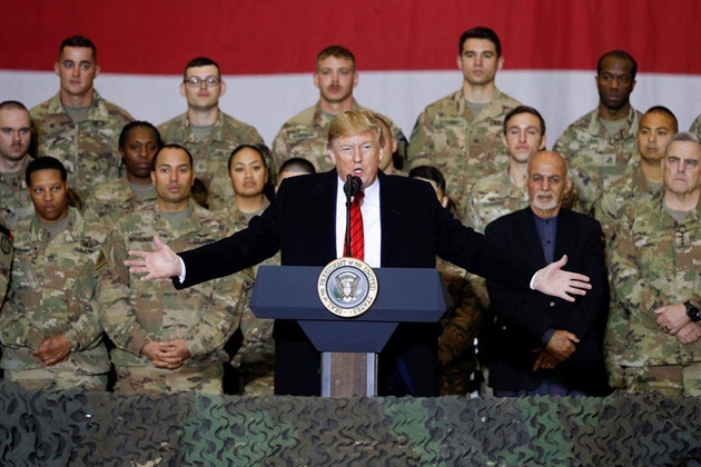 Trump visita a soldados estadounidenses en Afganistán
