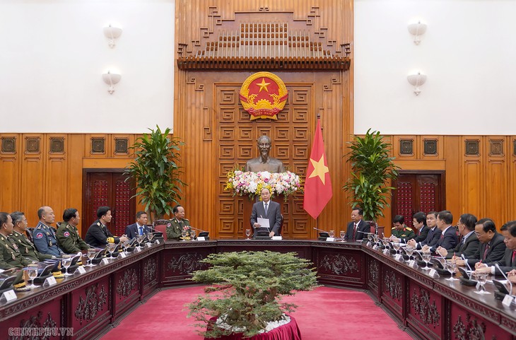 Premier de Vietnam recibe a ministros de defensa de Camboya y Laos