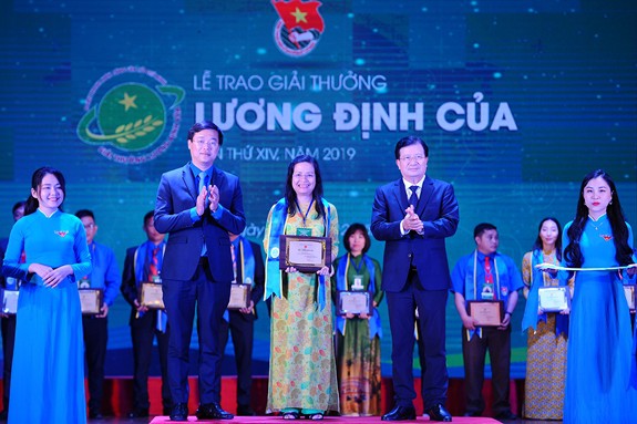 Entregan premio Luong Dinh Cua 2019