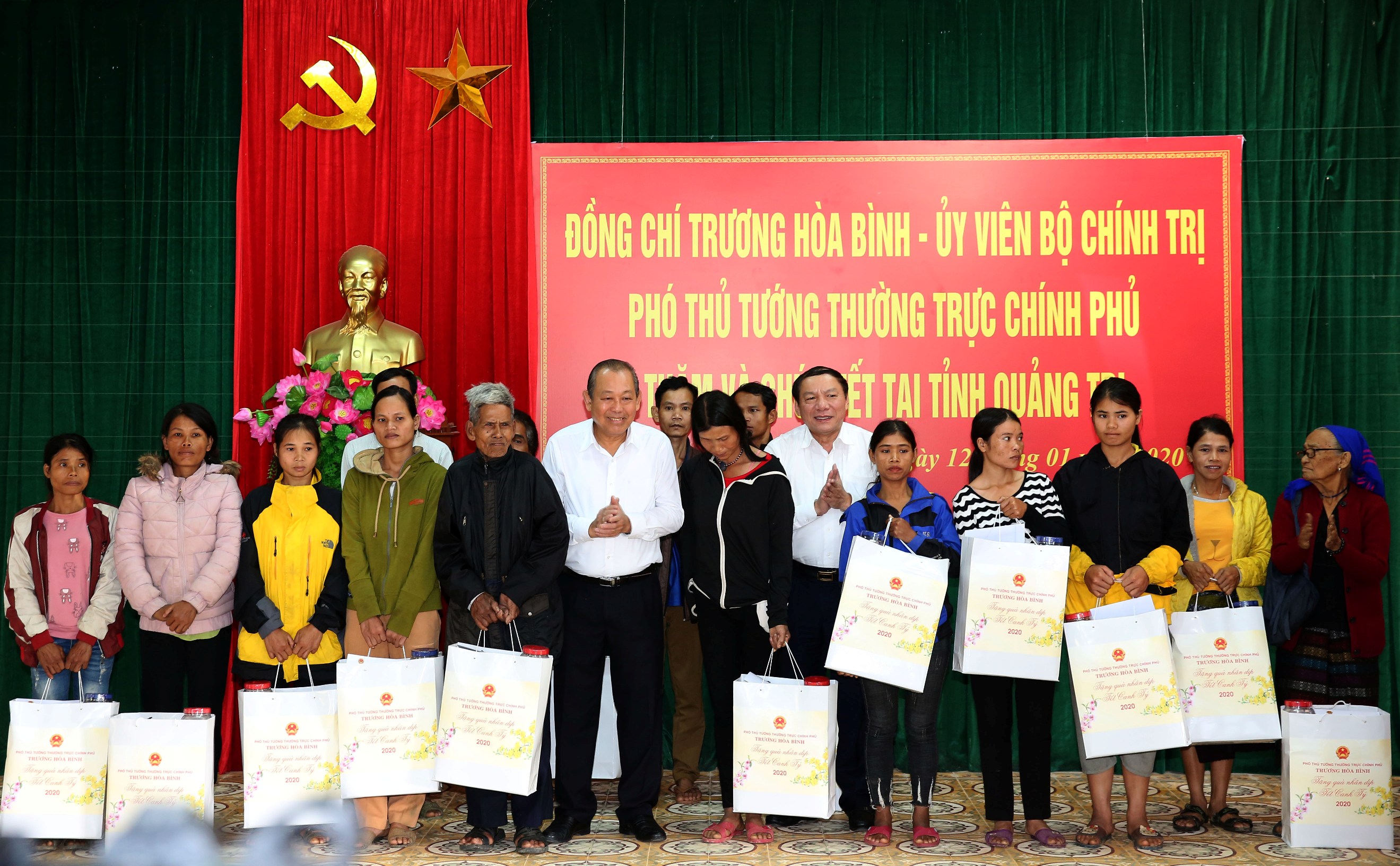 Vicepremier de Vietnam otorga regalos a necesitados en Quang Tri
