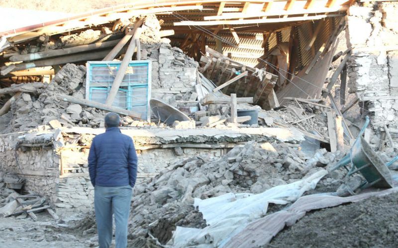Turquía intensifica labores de rescate de víctimas de terremoto