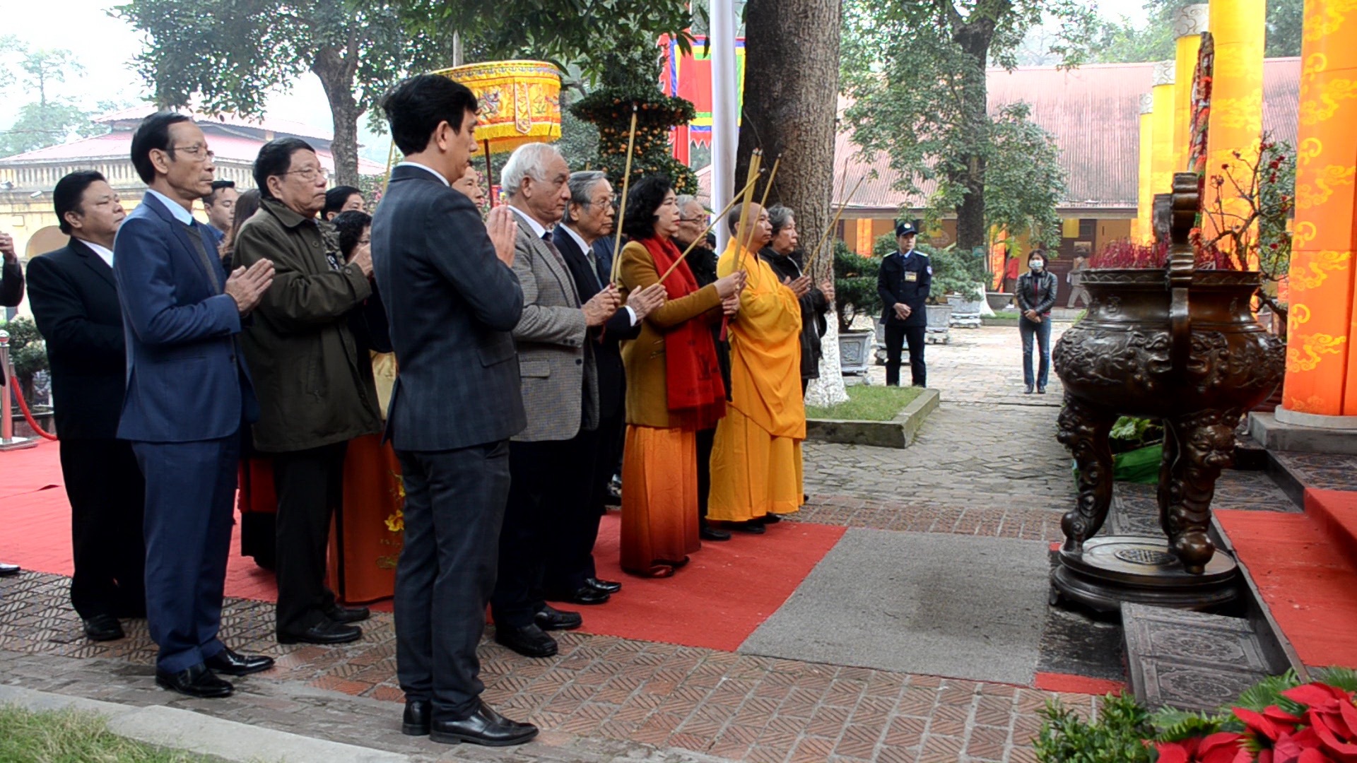 Efectúan ofrenda de inciensos en la zona de reliquias de la Ciudadela Imperial de Thang Long