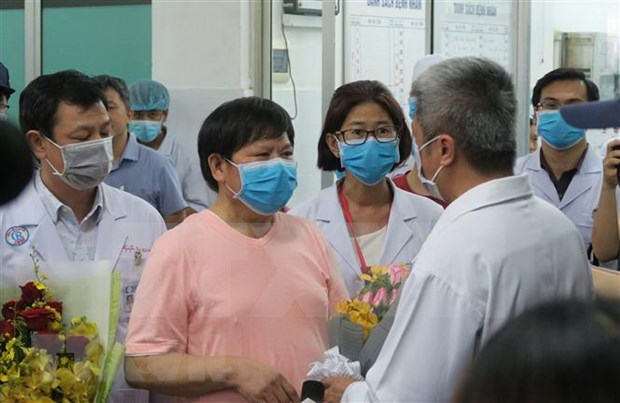 Paciente chino infectado con coronavirus recibe alta médica en Vietnam