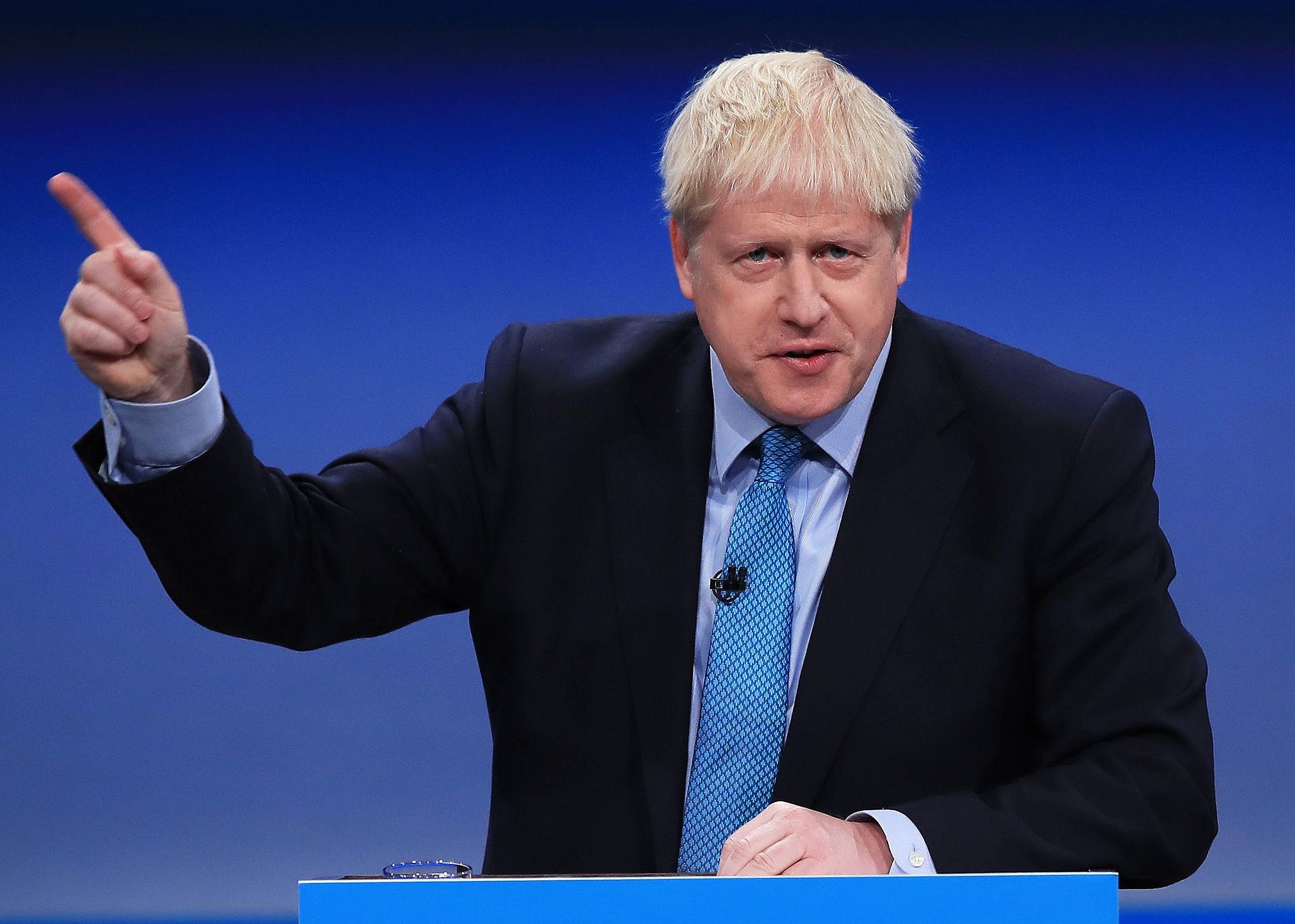 Primer ministro británico reforma el gabinete