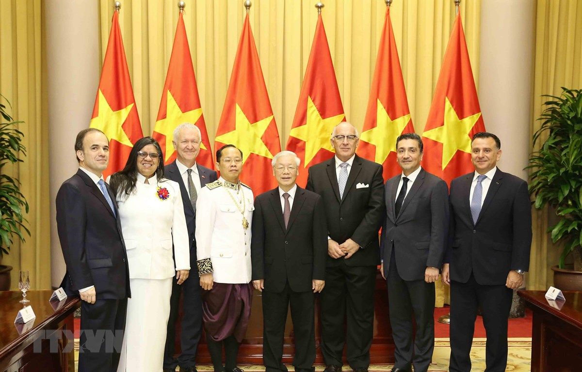 Nuevos embajadores de siete países recibidos por presidente de Vietnam