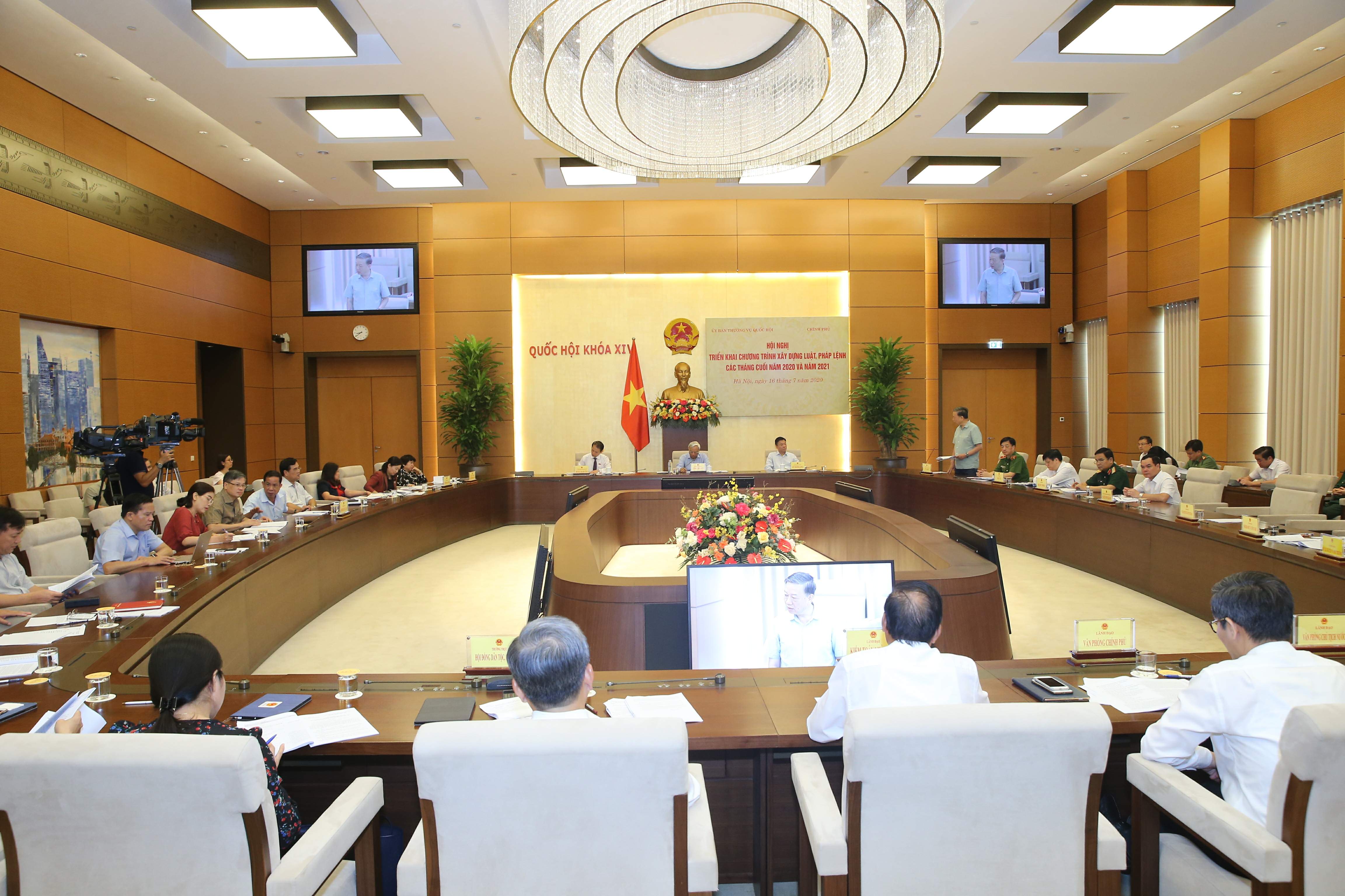 Debaten implementación de importantes proyectos de ley