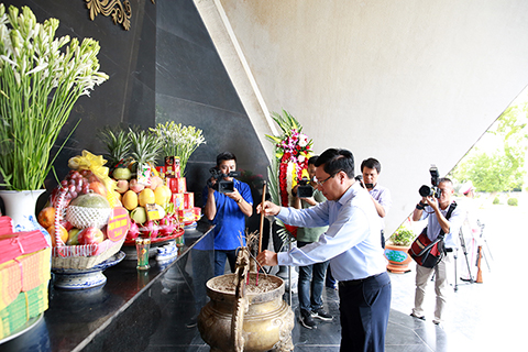 Canciller vietnamita rinde tributo a los mártires de guerra