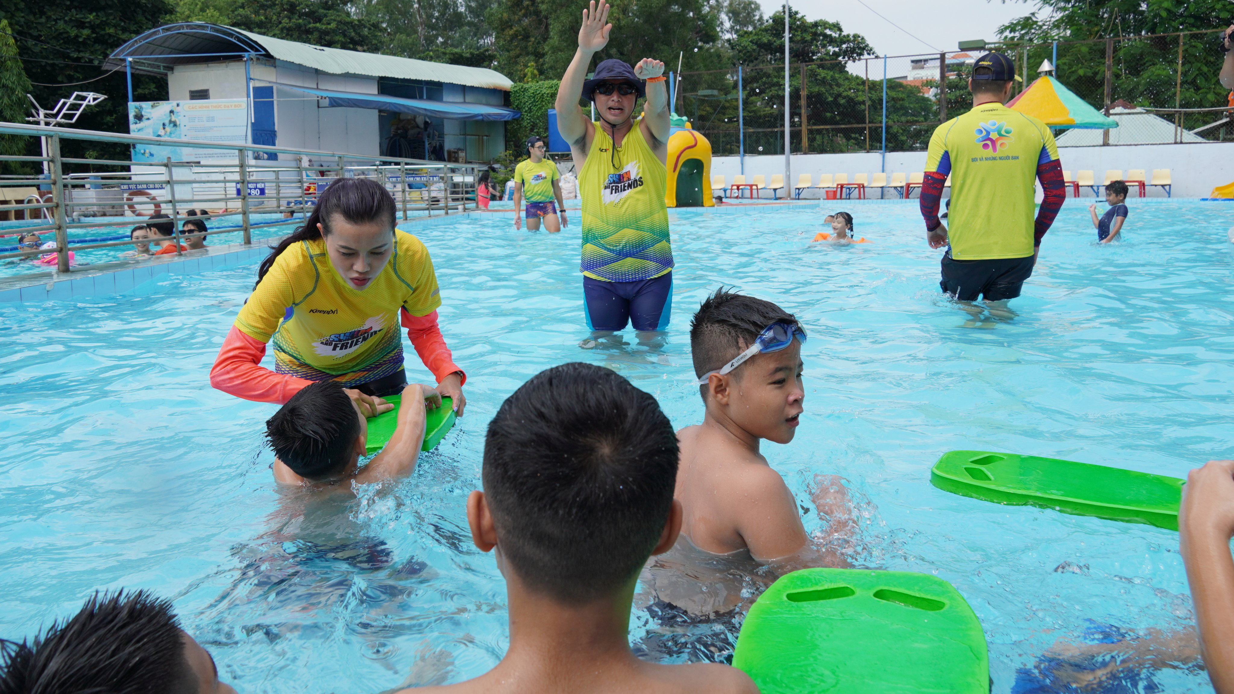 Clases de natación gratuitas para niños desfavorecidos en Ciudad Ho Chi Minh