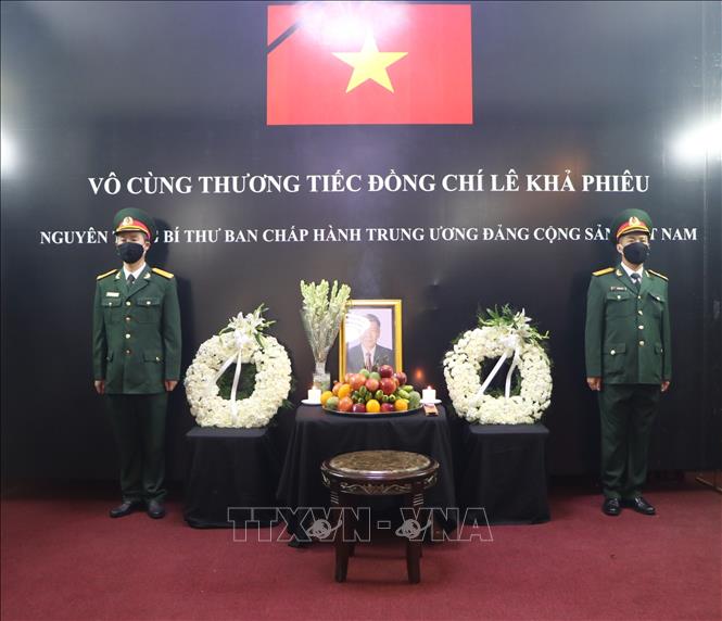 Misiones diplomáticas de Vietnam homenajean al ex líder político Le Kha Phieu