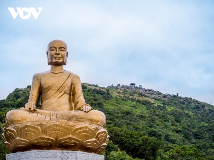 Montaña Yen Tu - un popular destino turístico de otoño
